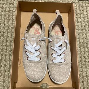 Roxy tan leopard sneakers